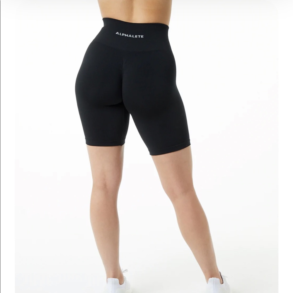 ALPHALETE AMPLIFY BIKER SHORTS